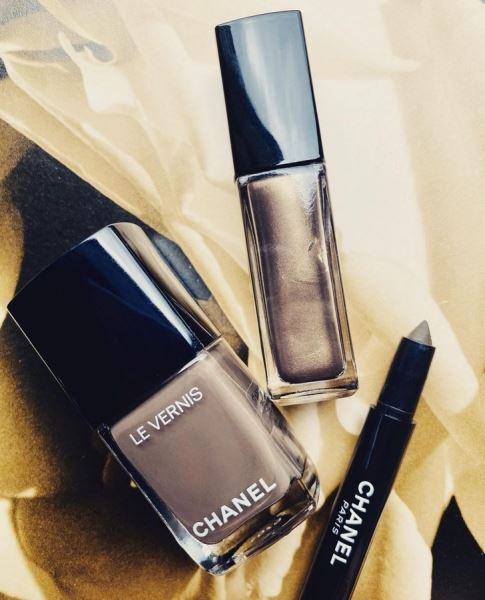 
<p>                        Осенне-зимняя коллекция макияжа Chanel 2021: промо и новые свотчи</p>
<p>                    