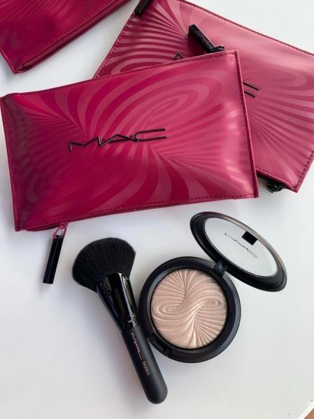 </p>
<p>                        Mac holiday collection</p>
<p>                    